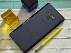 O Galaxy S26 será ótimo – mas a Samsung deixou algo importante para trás Comparação da parte traseira do Galaxy S25 e S26, destacando a lente da câmera, sobreposta com ícones de polegar para baixo.