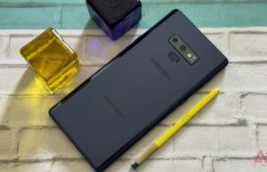 O Galaxy S26 será ótimo – mas a Samsung deixou algo importante para trás Comparação da parte traseira do Galaxy S25 e S26, destacando a lente da câmera, sobreposta com ícones de polegar para baixo.