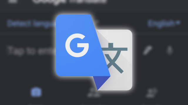 O Google Tradutor adiciona novos botões para lidar com nuances Duas mulheres sorridentes olhando para um smartphone, cercadas por ícones flutuantes do Google Tradutor e balões de fala.