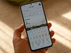 O Google Weather para Android está finalmente se despedindo smartphone pixel 8 mostrando aplicativo de previsão do tempo