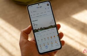 O Google Weather para Android está finalmente se despedindo smartphone pixel 8 mostrando aplicativo de previsão do tempo