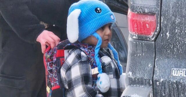 O ICE deteve menino de 5 anos. O juiz ordenou O ICE deteve menino de 5 anos. O juiz ordenou que ele fosse libertado com uma queda contundente