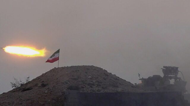 O Irã lança exercícios de guerra no Estreito de Ormuz enquanto a transportadora dos EUA realiza missões 24 horas por dia, 7 dias por semana, antes das negociações de Genebra
