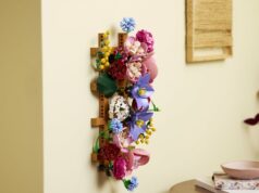 O Lego Flower Wall é o conjunto botânico mais lindo de todos os tempos – onde comprar antes do Dia dos Namorados Lego Flower Wall com peças de Lego espalhadas na mesa