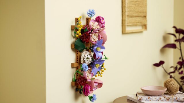 Lego Flower Wall com peças de Lego espalhadas na mesa