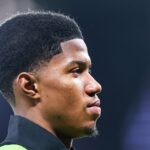 Jayce Fitzgerald saindo do Manchester United.