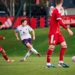 O Man Utd tem uma versão canhota e mais rápida de Harry Maguire na academia, a comparação é inegável