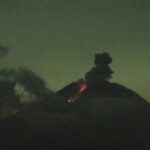 O Monte Semeru entrou em erupção três vezes na noite de segunda-feira, a altura da erupção atingiu 1 km