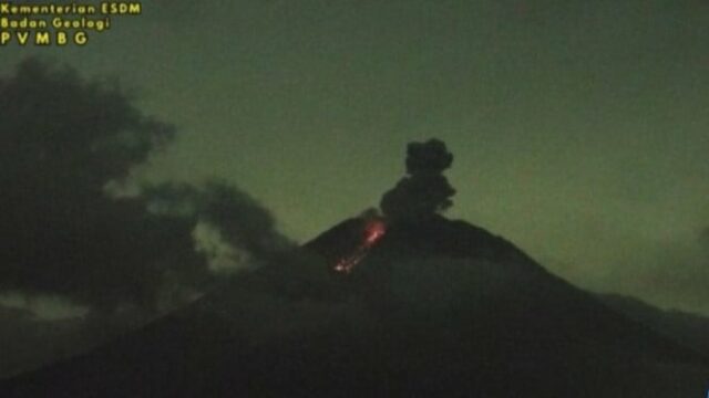O Monte Semeru entrou em erupção três vezes na noite O Monte Semeru entrou em erupção três vezes na noite de segunda-feira, a altura da erupção atingiu 1 km