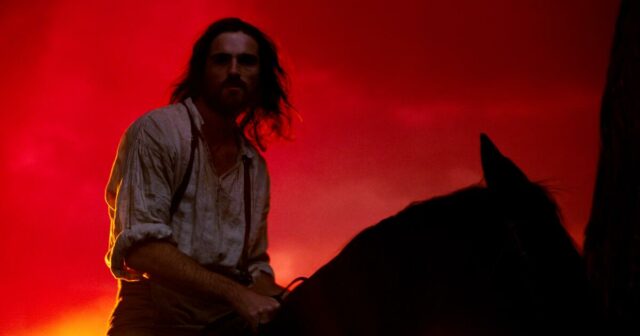 'O Morro dos Ventos Uivantes' é uma fantasia ousada e suja - mas essas charnecas precisam de mais calor erótico
