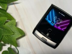 O Motorola Razr 2019 é surpreendentemente bom em 2026 Motorola Razr 2025 em Spring Bud contra um canteiro de flores