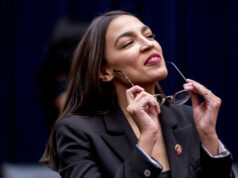 O New York Times está de volta às suas besteiras de difamação dos democratas A deputada Alexandria Ocasio-Cortez, DN.Y., fala durante um