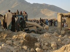 O Paquistão diz que está em “guerra aberta” com o Afeganistão. O que está por trás dos últimos combates? Moradores locais e trabalhadores da defesa civil observam enquanto uma escavadeira limpa os escombros de uma casa atingida por um ataque transfronteiriço do exército paquistanês no distrito de Behsud, na província de Nangarhar, no Afeganistão, em 22 de fevereiro.