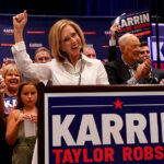 ARQUIVO - O deputado Andy Biggs, republicano do Arizona, fala enquanto membros do conservador House Freedom Caucus contam aos repórteres sobre as alegações de que o governo espiona os americanos, durante uma entrevista coletiva no Capitólio em Washington, 13 de fevereiro de 2024. (AP Photo / J. Scott Applewhite, Arquivo)