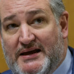 A governadora da Virgínia, Abigail Spanberger, participa de cerimônias de posse no Capitólio em Richmond, Virgínia, sábado, 17 de janeiro de 2026. (AP Photo/Pool/Steve Helber)