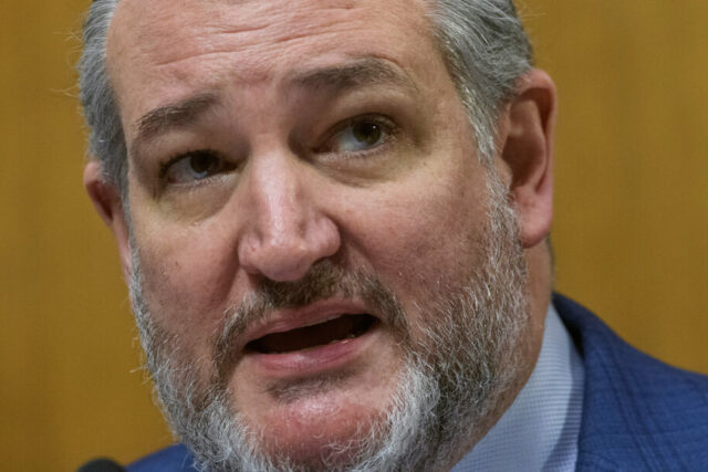 A governadora da Virgínia, Abigail Spanberger, participa de cerimônias de posse no Capitólio em Richmond, Virgínia, sábado, 17 de janeiro de 2026. (AP Photo/Pool/Steve Helber)