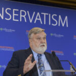 O pastor Doug Wilson posa para um retrato após os cultos dominicais no novo campus da Christ Church e sua Logos School, domingo, 6 de abril de 2025, em Moscou, Idaho. (Foto AP/Lindsey Wasson)
