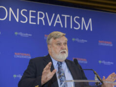 O Pentágono prega o nacionalismo branco – literalmente O pastor Doug Wilson posa para um retrato após os cultos dominicais no novo campus da Christ Church e sua Logos School, domingo, 6 de abril de 2025, em Moscou, Idaho. (Foto AP/Lindsey Wasson)