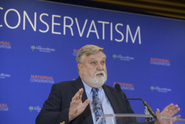O Pentágono prega o nacionalismo branco – literalmente O pastor Doug Wilson posa para um retrato após os cultos dominicais no novo campus da Christ Church e sua Logos School, domingo, 6 de abril de 2025, em Moscou, Idaho. (Foto AP/Lindsey Wasson)