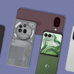 Três smartphones Pixel 10a em um fundo rosa e vermelho.