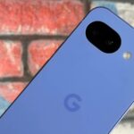 Close de um smartphone Google Pixel com o chip Tensor destacado na parte traseira