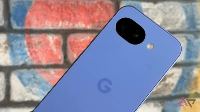 Close de um smartphone Google Pixel com o chip Tensor destacado na parte traseira