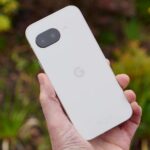 O Google Pixel 9a com um ursinho de pelúcia