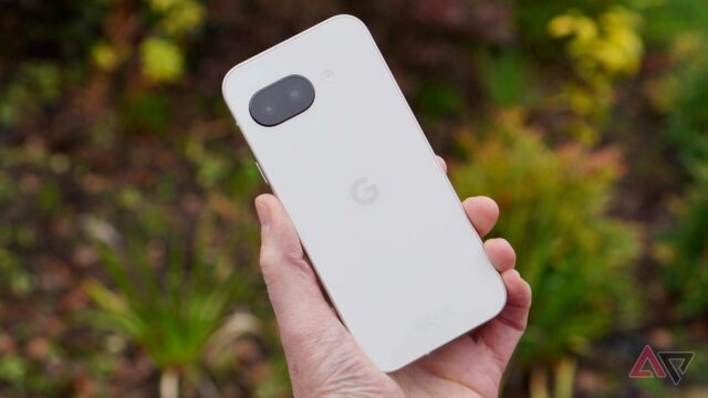 O Google Pixel 9a com um ursinho de pelúcia