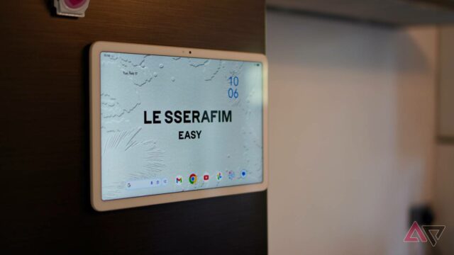 O Google Pixel Tablet em uma prateleira