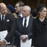 O Príncipe (à esquerda) e a Princesa de Gales (à direita) apoiam a declaração feita hoje pelo Rei Carlos, após a prisão do irmão do monarca, Andrew Mountbatten-Windsor (centro)