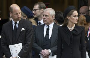 O Príncipe e a Princesa de Gales expressam apoio à declaração do Rei Charles após a prisão de Andrew O Príncipe (à esquerda) e a Princesa de Gales (à direita) apoiam a declaração feita hoje pelo Rei Carlos, após a prisão do irmão do monarca, Andrew Mountbatten-Windsor (centro)