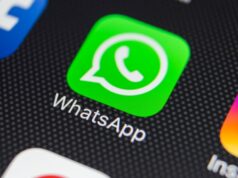 O WhatsApp agora permite que você compartilhe o histórico de mensagens do grupo com novos membros Uma mensagem notificando o grupo de que o histórico de bate-papo foi compartilhado com um novo membro do grupo WhatsApp.
