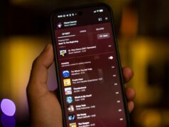 O YouTube Music é o melhor serviço de streaming de música e não se deve à qualidade de áudio O logotipo do YouTube Music na parte superior de um smartphone em um fundo roxo e rosa