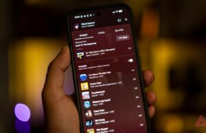 O YouTube Music é o melhor serviço de streaming de música e não se deve à qualidade de áudio O logotipo do YouTube Music na parte superior de um smartphone em um fundo roxo e rosa
