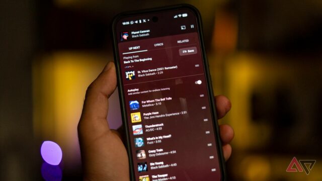 O logotipo do YouTube Music na parte superior de um smartphone em um fundo roxo e rosa