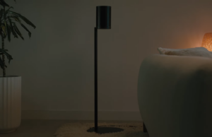 O alto-falante compacto e inteligente que realmente impressiona agora tem um preço difícil de ignorar alto-falante inteligente sonos era 100, vista frontal em ângulo