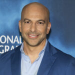 Um documento que foi incluído na divulgação dos arquivos de Jeffrey Epstein pelo Departamento de Justiça dos EUA, fotografado na terça-feira, 10 de fevereiro de 2026, mostra uma foto de Epstein em um relatório de presidiário do Federal Bureau of Prisons. (Foto AP/Jon Elswick)