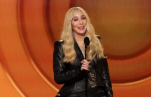 O anúncio estranho do recorde do ano de Cher é o momento inesperado da noite O anúncio estranho do recorde do ano de Cher é o momento inesperado da noite