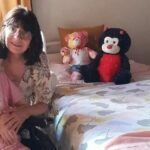 Jacqueline Schmidt Aravena, fotografada com sua irmã em sua casa em Melbourne.