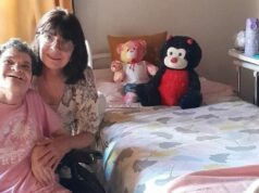 O apelo desesperado de uma mulher de Melbourne para salvar irmã deficiente da deportação Jacqueline Schmidt Aravena, fotografada com sua irmã em sua casa em Melbourne.