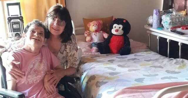 Jacqueline Schmidt Aravena, fotografada com sua irmã em sua casa em Melbourne.