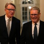 Sir Keir Starmer foi envolvido por um escândalo crescente sobre a nomeação de Lord Mandelson como embaixador dos EUA. Na foto: A dupla junta em 2025