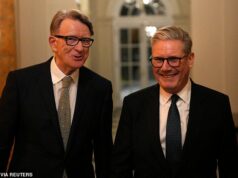 O aperto de mão de ouro de Mandelson: colega envergonhado recebeu uma recompensa de até £ 55.000 quando foi demitido do cargo de embaixador dos EUA por ligações com Epstein – à medida que crescem os pedidos para que ele devolva o dinheiro Sir Keir Starmer foi envolvido por um escândalo crescente sobre a nomeação de Lord Mandelson como embaixador dos EUA. Na foto: A dupla junta em 2025