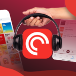 Foto de uma mulher ouvindo música em seus fones de ouvido