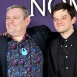 O apresentador do BAFTA, Alan Cumming, pede 'compreensão' enquanto o ativista da síndrome de Tourette, John Davidson, grita 'linguagem forte' e insulta vencedores e apresentadores