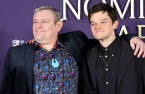 O apresentador do BAFTA, Alan Cumming, pede ‘compreensão’ enquanto o ativista da síndrome de Tourette, John Davidson, grita ‘linguagem forte’ e insulta vencedores e apresentadores O apresentador do BAFTA, Alan Cumming, pede 'compreensão' enquanto o ativista da síndrome de Tourette, John Davidson, grita 'linguagem forte' e insulta vencedores e apresentadores