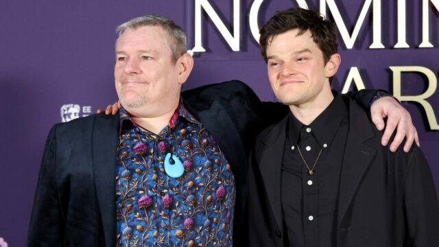 O apresentador do BAFTA, Alan Cumming, pede 'compreensão' enquanto o ativista da síndrome de Tourette, John Davidson, grita 'linguagem forte' e insulta vencedores e apresentadores
