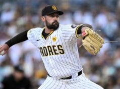 O arremessador dos Padres, Matt Waldron, está afastado por tempo indeterminado após ‘infecção no traseiro’ Matt Waldron, do San Diego Padres, vestindo uma camisa marrom, calça branca e um chapéu dourado.