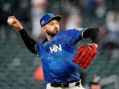 O ás dos gêmeos Pablo Lopez passando por uma cirurgia de Tommy John, fora da temporada de 2026 Um jogador de beisebol com boné preto dos Twins e camisa preta com uma luva vermelha chega ao campo.