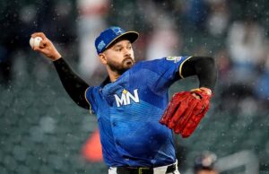 O ás dos gêmeos Pablo Lopez passando por uma cirurgia de Tommy John, fora da temporada de 2026 Um jogador de beisebol com boné preto dos Twins e camisa preta com uma luva vermelha chega ao campo.